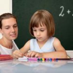 6 letnie dzieci nudzą się w przedszkolu i marnują czas