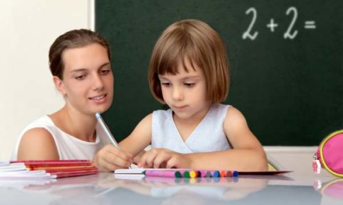 6 letnie dzieci nudzą się w przedszkolu i marnują czas