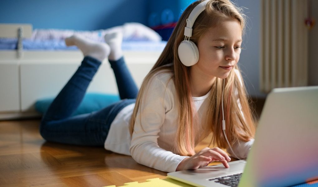 Ubrania i przybory szkolne? Już nie – Polacy stawiają na tech-wyprawki szkolne